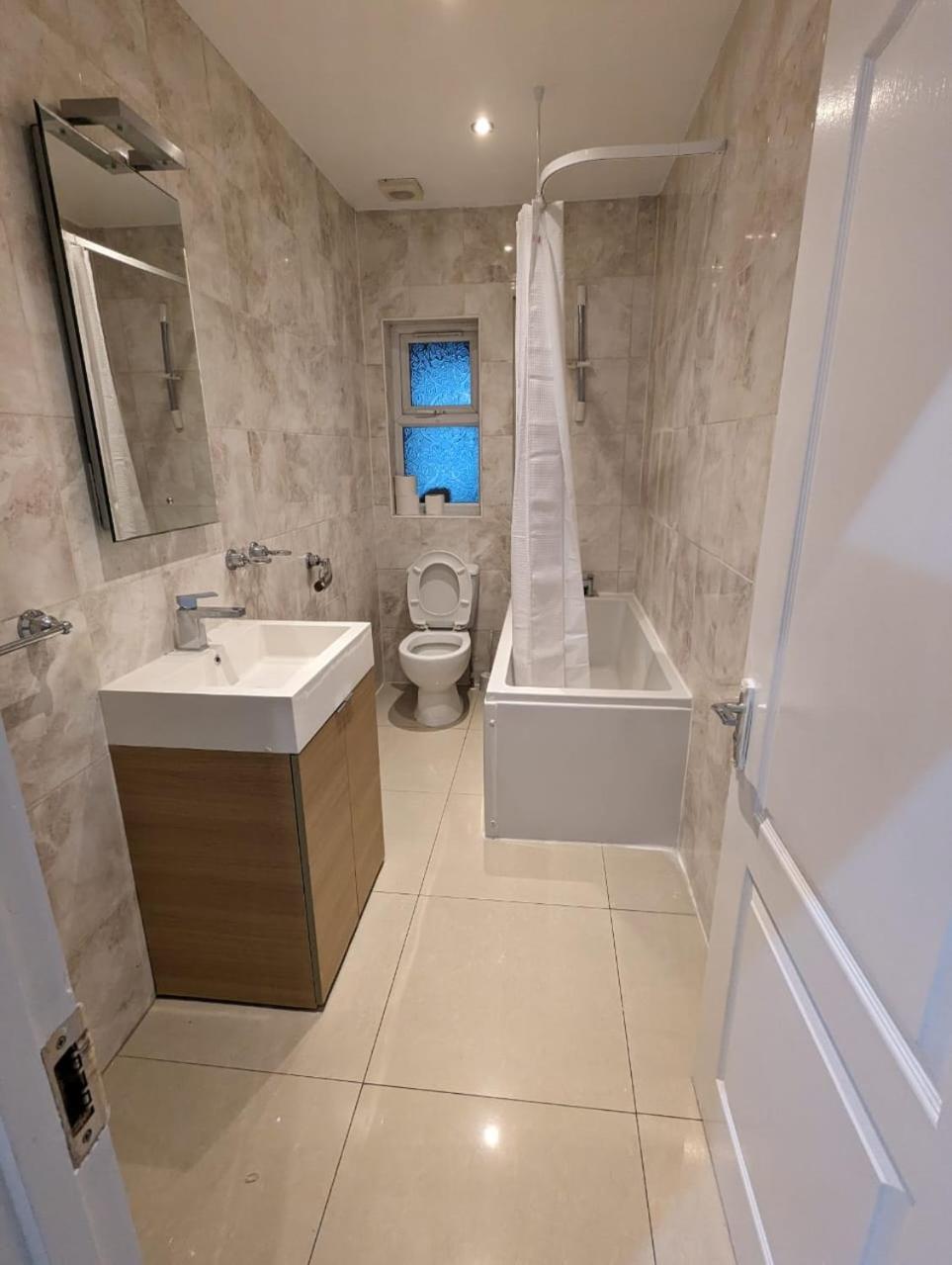 Rayan'S Lodge Stratford Лондон Экстерьер фото